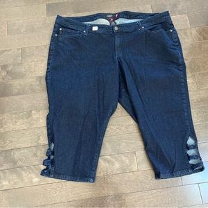 Torrid Size 28 High Rise Dark Wash Denim Capris with Side Detail Inseam 21